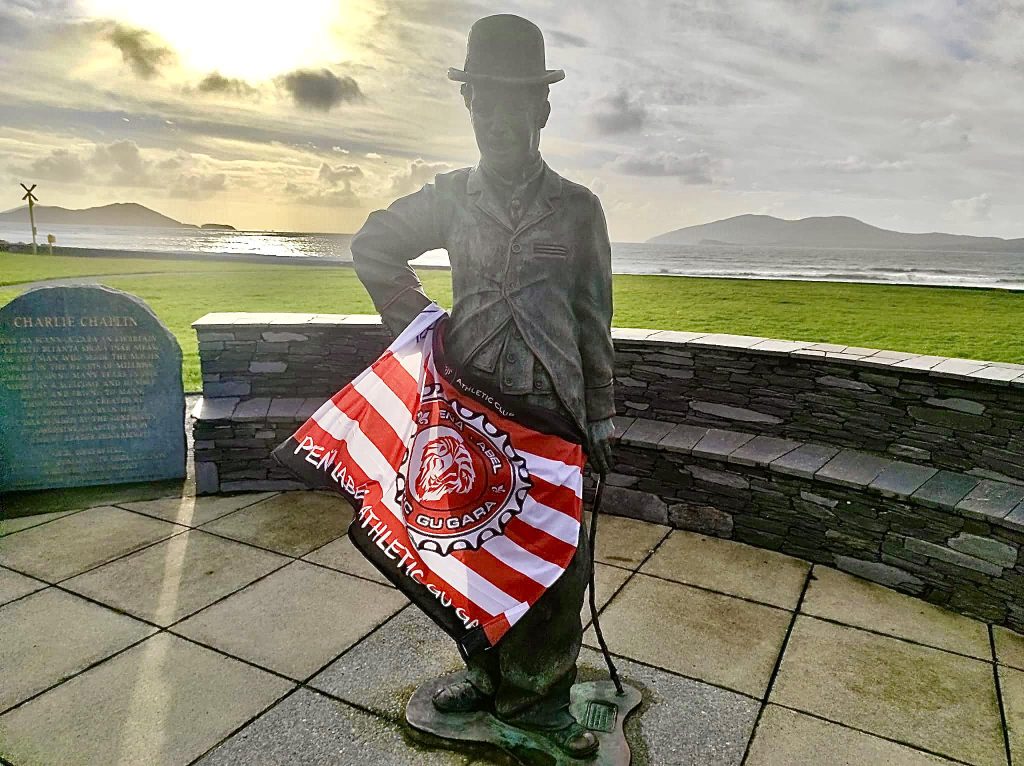Charles Chaplin con la bandera de la Peña